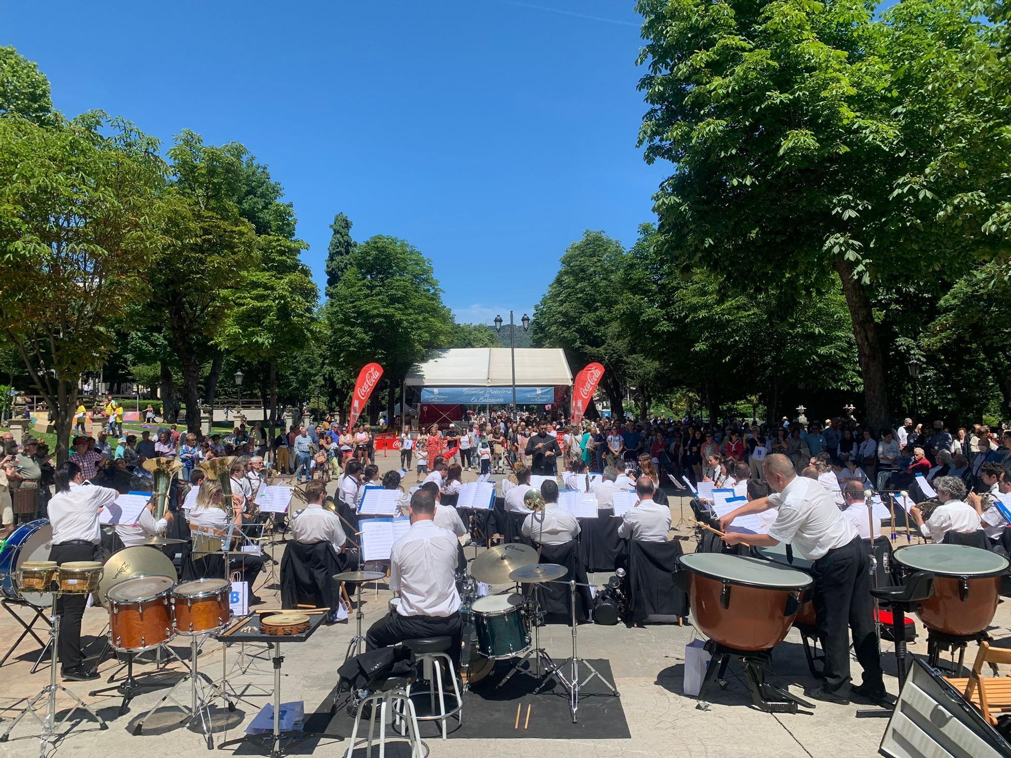 La banda de Música Ciudad de Oviedo se prepara para el conciertio.