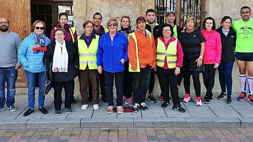 Corredores saucanos que se unieron a la carrera, vecinos, representantes municipales de Fuentesaúco y voluntarios de la Vuelta, ayer en el fin de etapa.