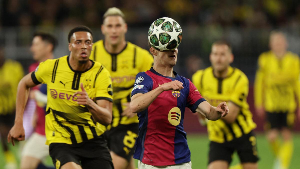 Gavi intenta controlar el balón durante el Dortmund-Barça.