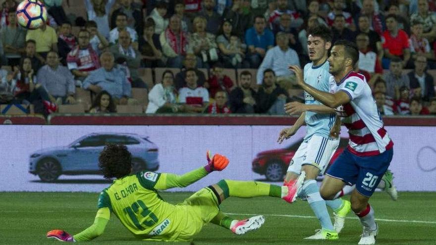 Jugada del partido de ayer entre el Granada y el Celta.