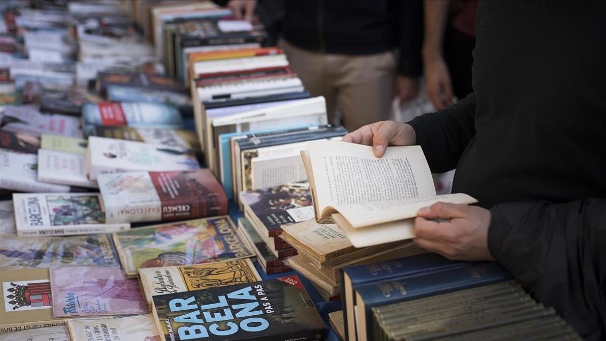 zentauroepp47865113 barcelona 23 04 2019 diada de sant jordi libros y rosas en l200427155614