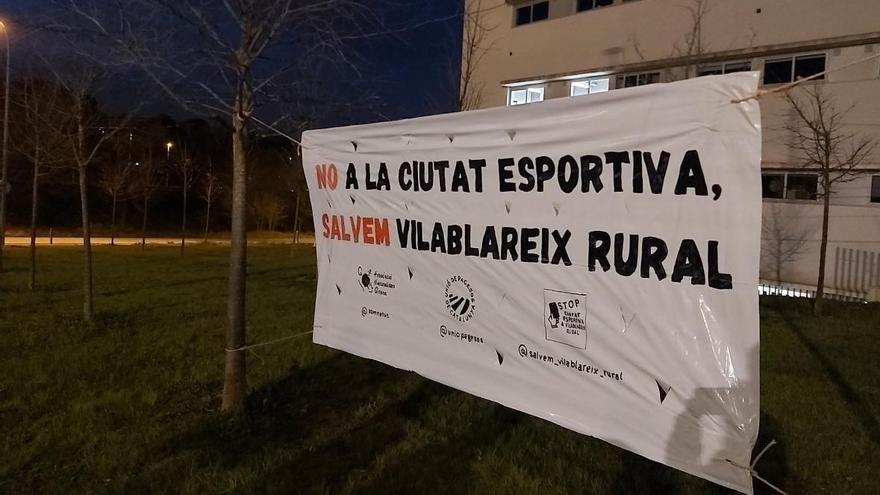 Pengen una pancarta en contra de la ciutat esportiva del Girona