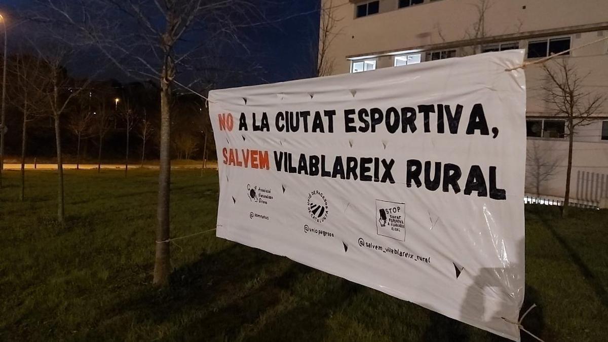 La pancarta en contra la ciutat esportiva del Girona FC.