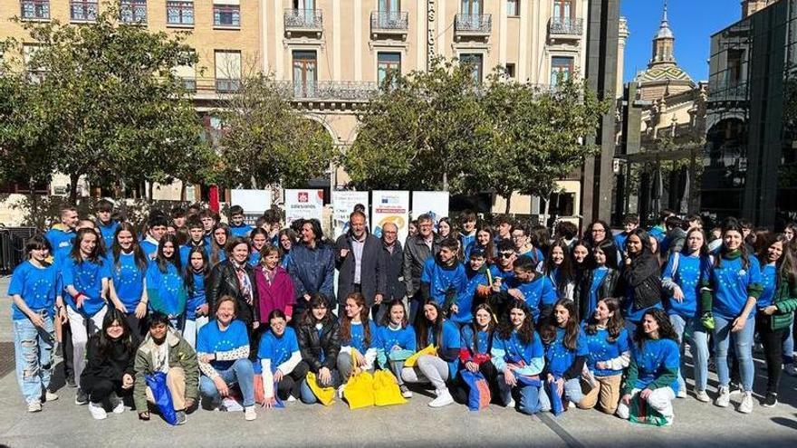 Estudiantes de los cuatro centros reunidos en la plaza del Pilar el pasado 17 de abril.