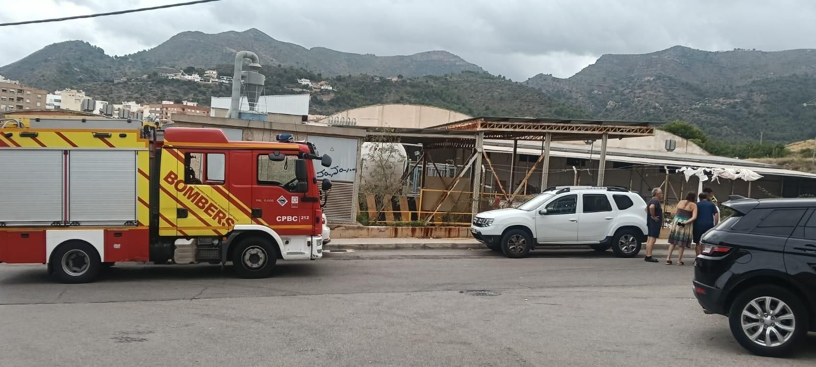 Esclarecedores imágenes del estado y los riesgos de una nave industrial abandonada en la Vall