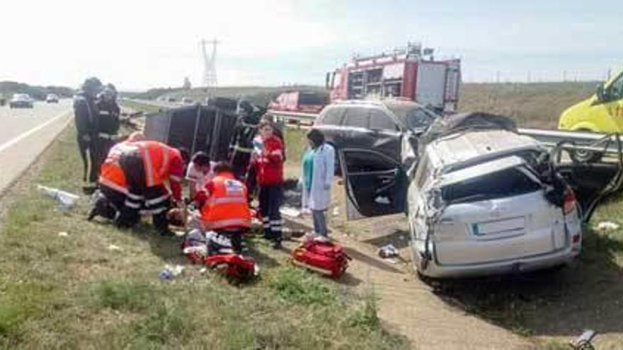 El equipo de emergencias sanitarias trata de reanimar al sierense en el lugar del suceso.