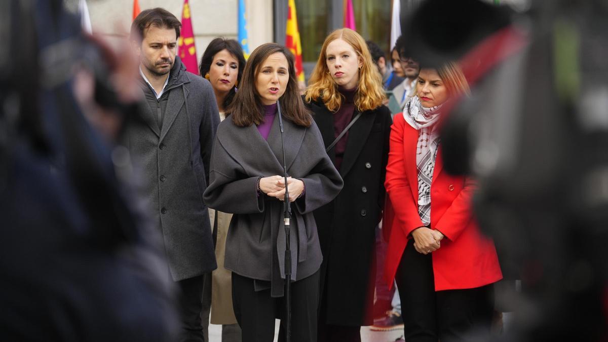 La secretaria general de Podemos, Ione Belarra, junto a los otros cuatro diputados del partido.