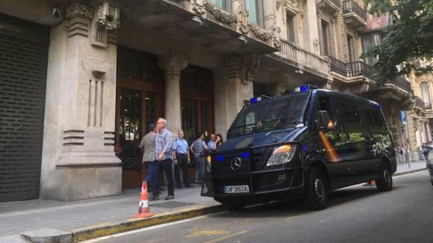 Furgonetes de la Policia Nacional, davant la seu de la conselleria d&#039;Economia.