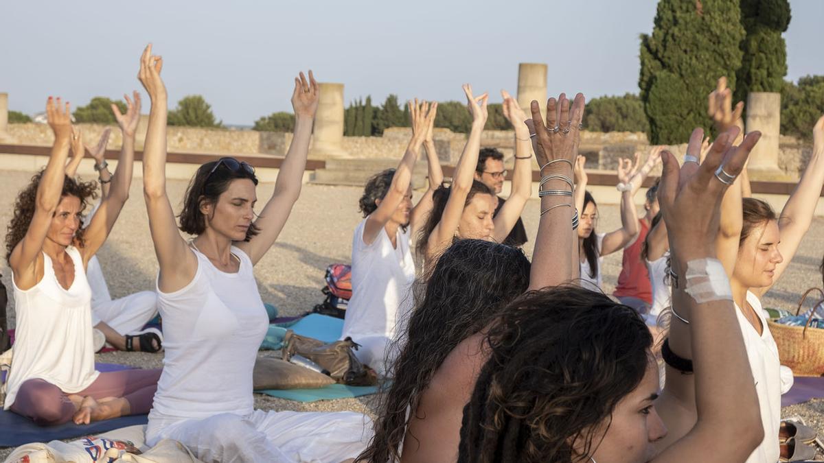 El festival Emporiom Yoga fusiona ioga i mantres al jaciment d’Empúries