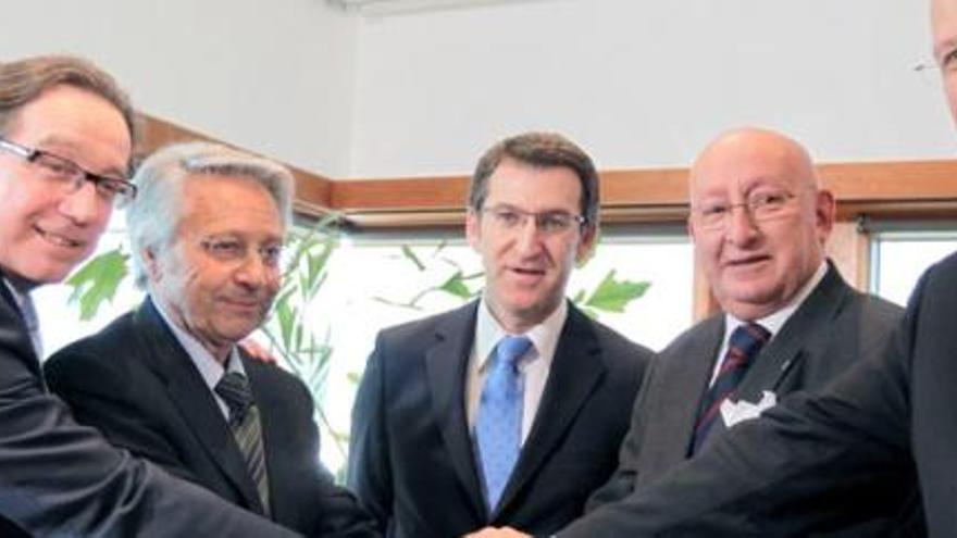 El director general del Caixa Galicia, José Luis Méndez; el presidente de Caixanova, Julio Fernández Gayoso; el presidente de la Xunta, Alberto Núñez Feijóo; el presidente de Caixa Galicia, Mauro Varela y el director general del Caixa Vigo, José Luis Pego, de izda a dcha, tras anunciar en una declaración institucional el acuerdo marco alcanzado por Caixa Galicia y Caixanova, para una fusión, esta tarde en la residencia de Monte Pío //