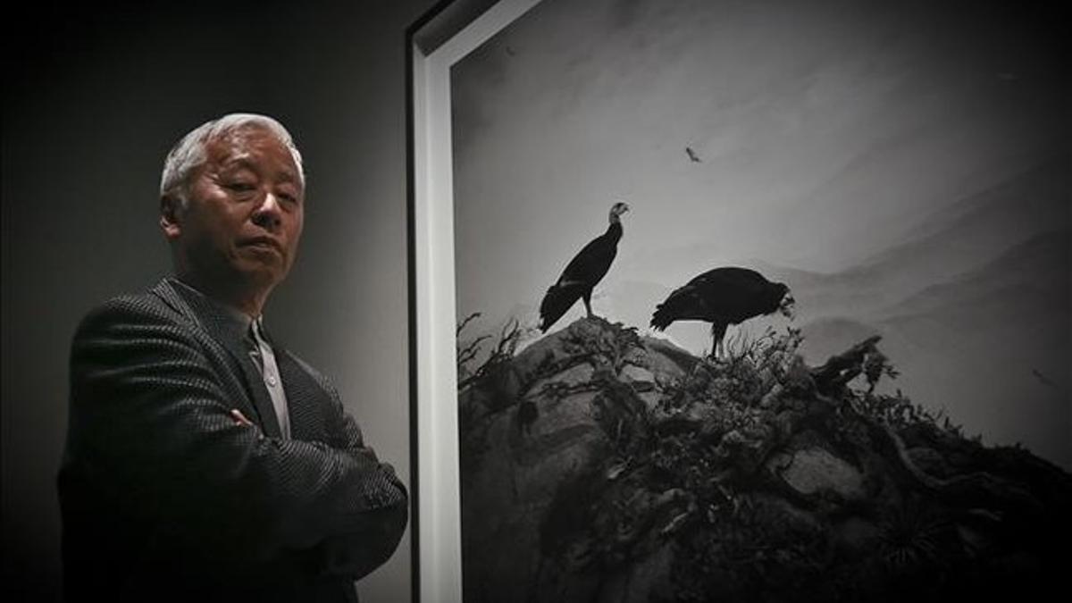 Hiroshi Sugimoto, junto a una de las fotografías de la serie 'Dioramas', ayer en la Fundación Mapfre.