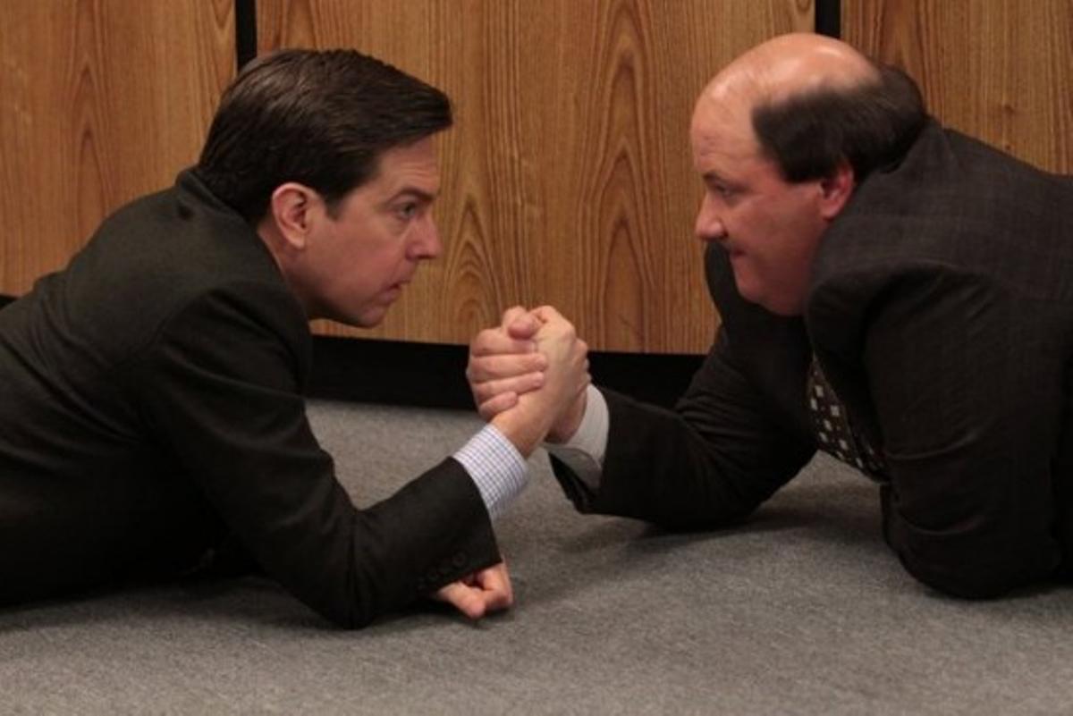 Andy (Ed Helms) y Kevin (Brian Baumgartner) resolviendo cuitas laborales.