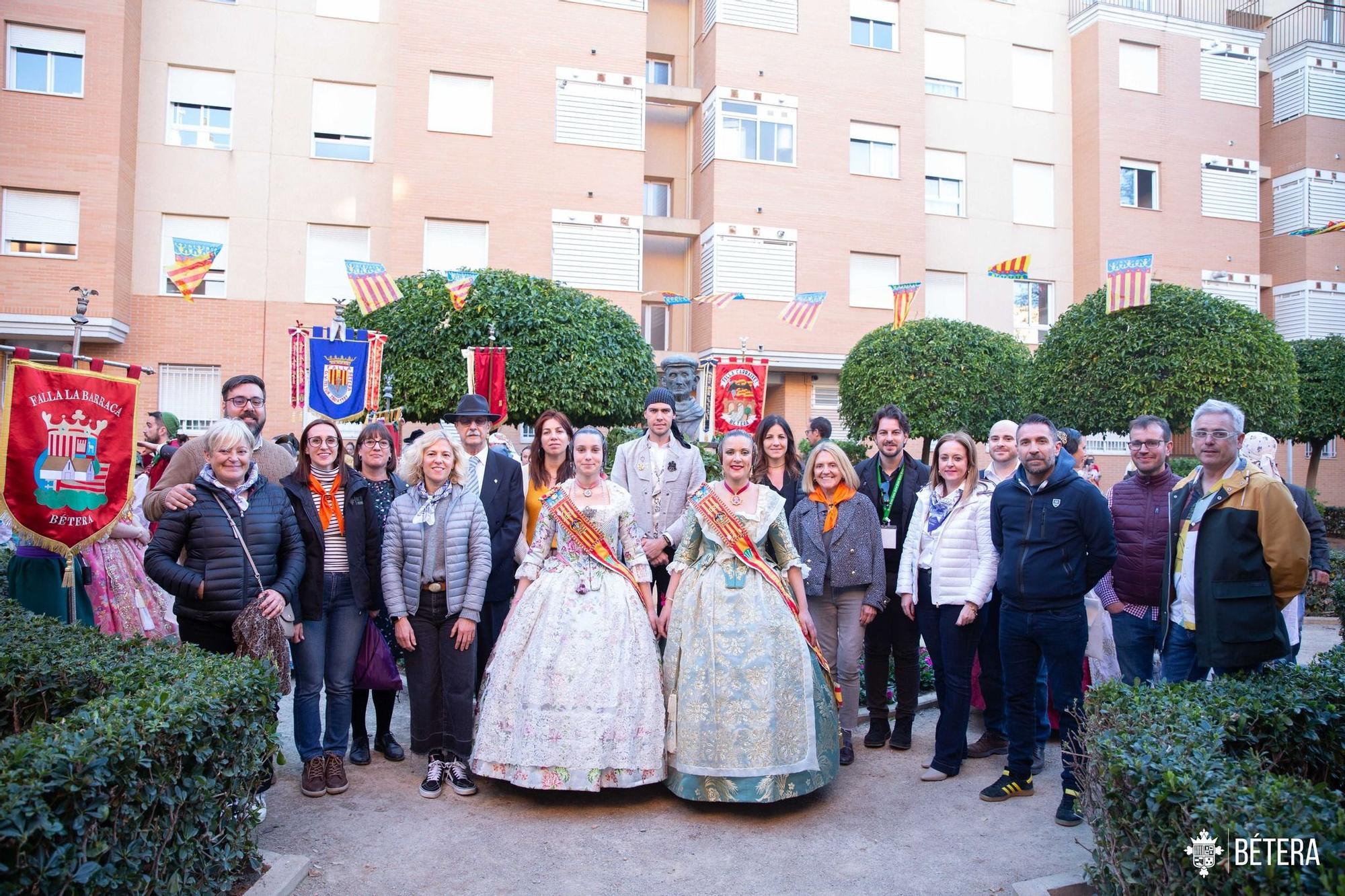 La primera ofrenda de Bétera: Las comisiones homenajean al cantaor 'Xiquet de Bétera'