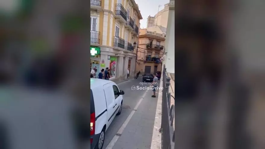 Clava un hacha en un coche tras intentar atropellarlo en Chiva