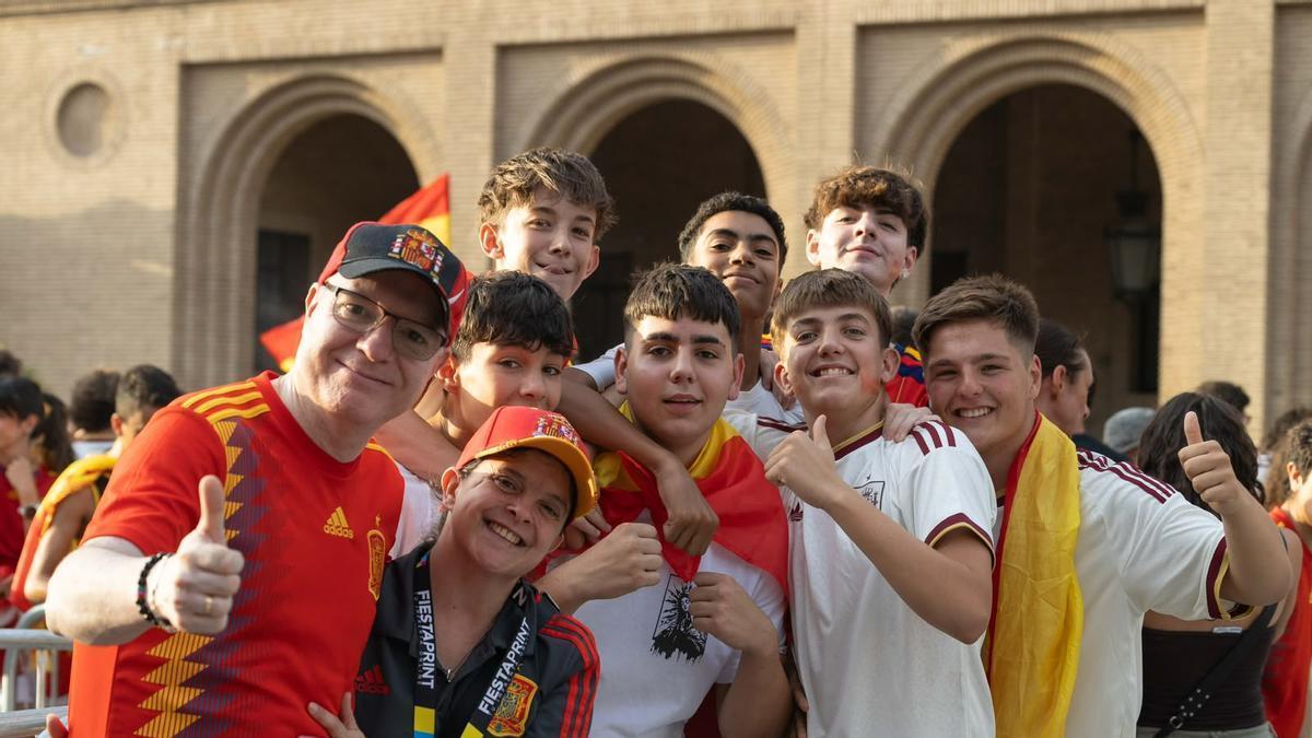 Vídeo | Los zaragozanos esperan ya en la plaza del Pilar el inicio del España-Francia