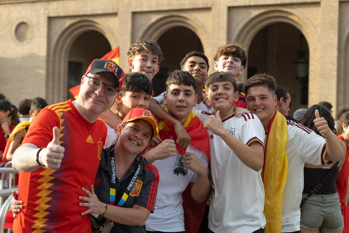 En imágenes | Zaragoza espera en la plaza del Pilar el inicio del España-Francia