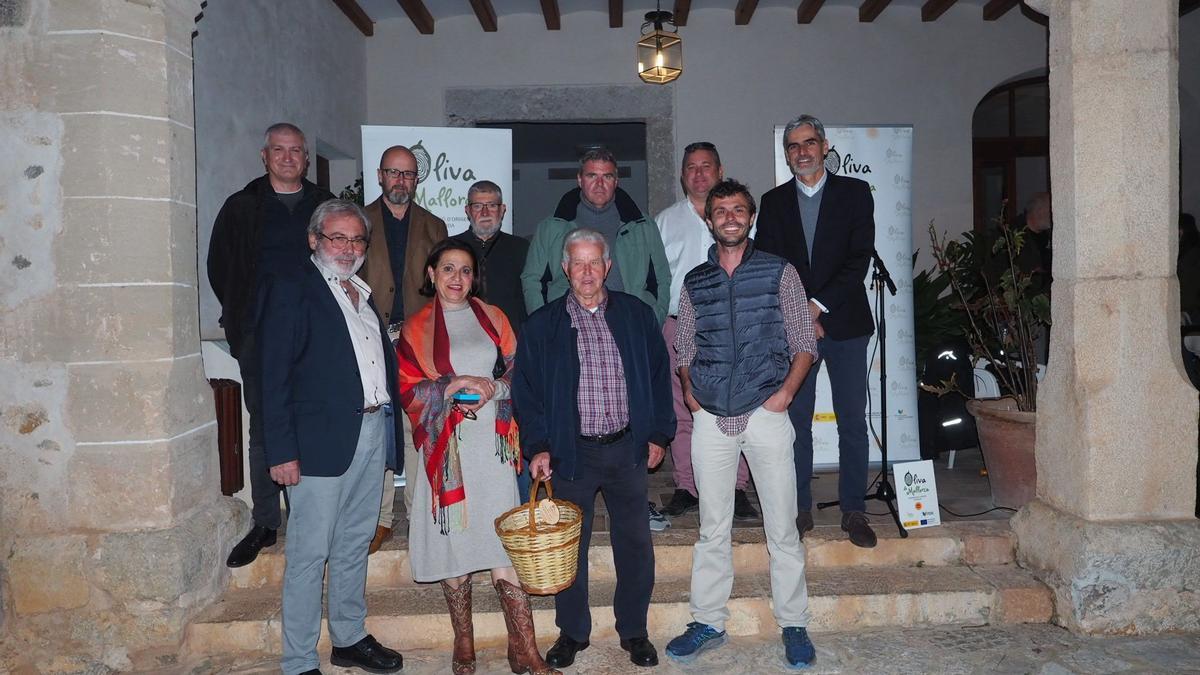 Foto de familia de productores y representantes políticos durante el acto celebrado el viernes en Raixa.