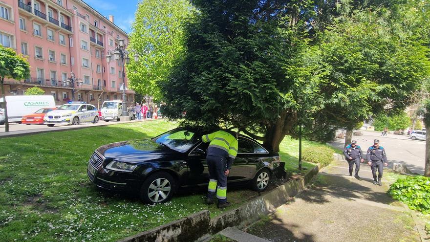 Un coche irrumpe por sorpresa entre los peatones a uno de los parques más céntricos de Oviedo