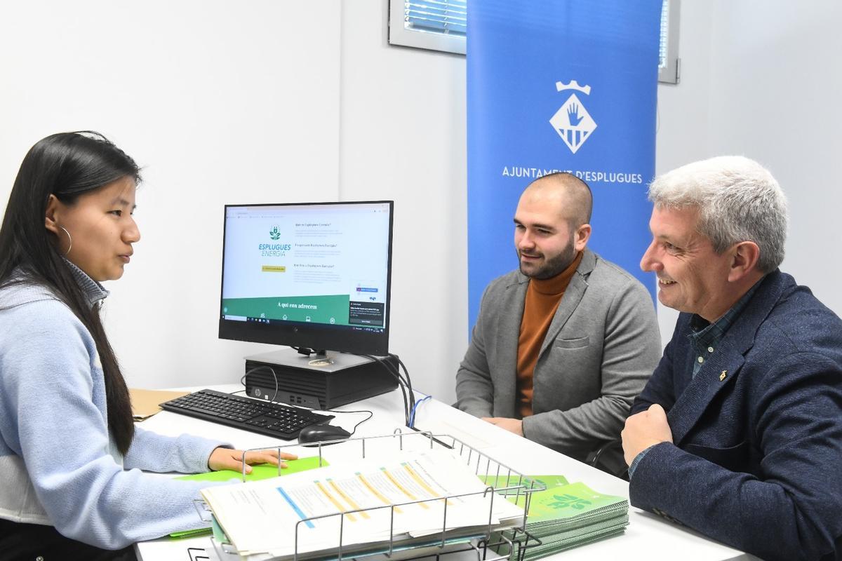 El alcalde de Esplugues, Eduard Sanz, en el nuevo punto de asesoramiento energético local, situado en el Centre Municipal Puig Coca