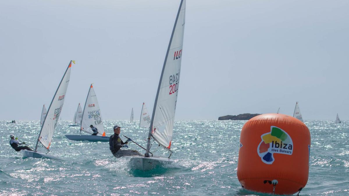 Varios regatistas durante el Campeonato de España de Ilca 4 disputado en aguas de Ibiza