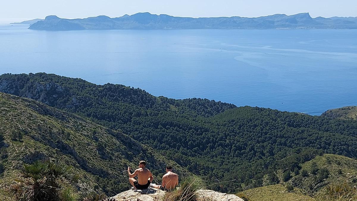 Blick auf die riesige Bucht von Alcúdia. Am gegenüber liegenden Ufer erstreckt sich der Parc de Llevant, ebenfalls ein attraktiver Winkel für Wanderungen.