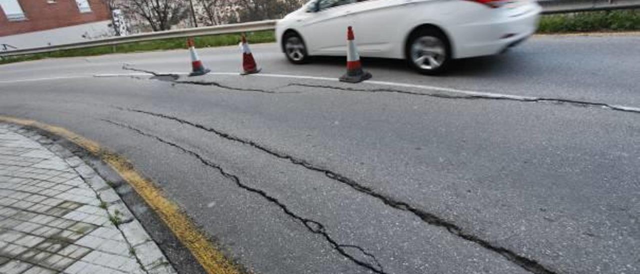 Alcoy reparará de emergencia las grietas del acceso por el Rebolcat