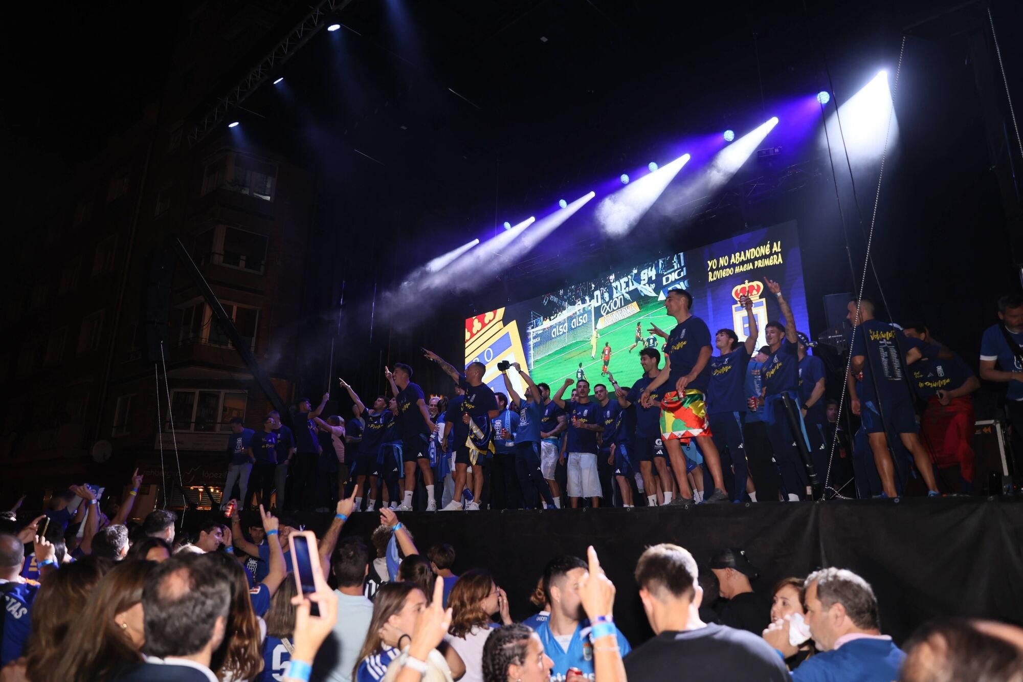 Así se celebró el ascenso del Oviedo a Primera: la afición estalla en una noche histórica