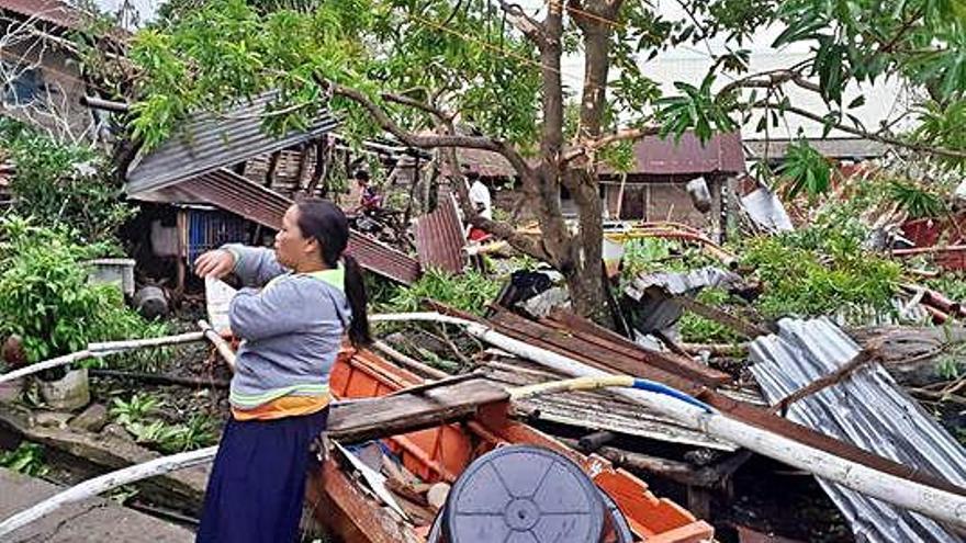 Una dona al costat d&#039;una casa en runes ahir a Bliran, Filipines.