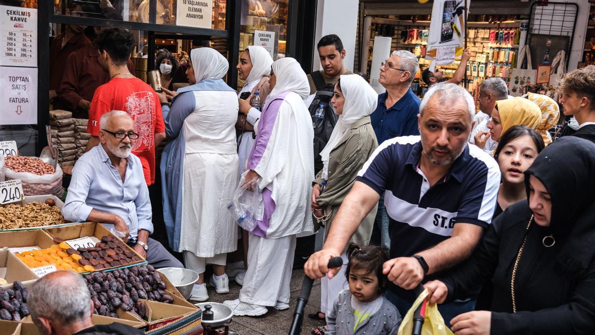 Gente comprando en el bazar local de Eminonu en Estambul, Turquía