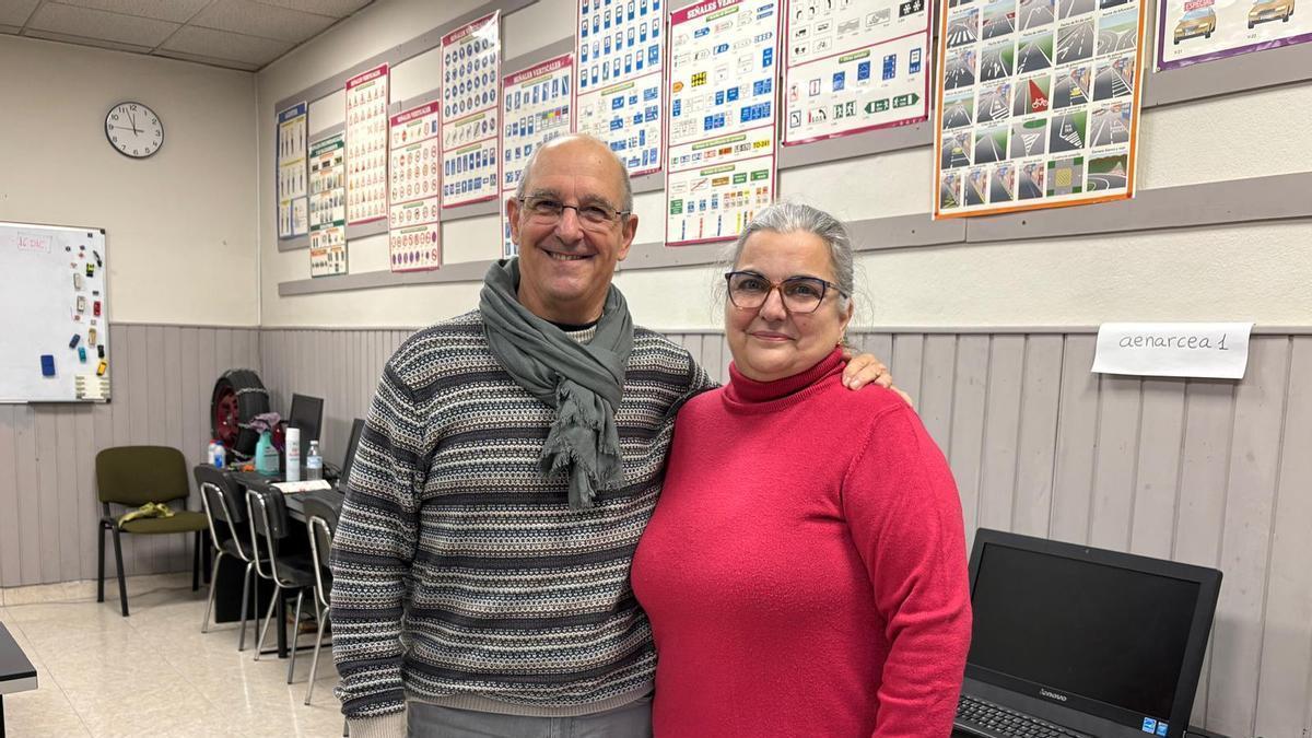 Miguel Cózar y Pilar Rodríguez, en el aula de su autoescuela.