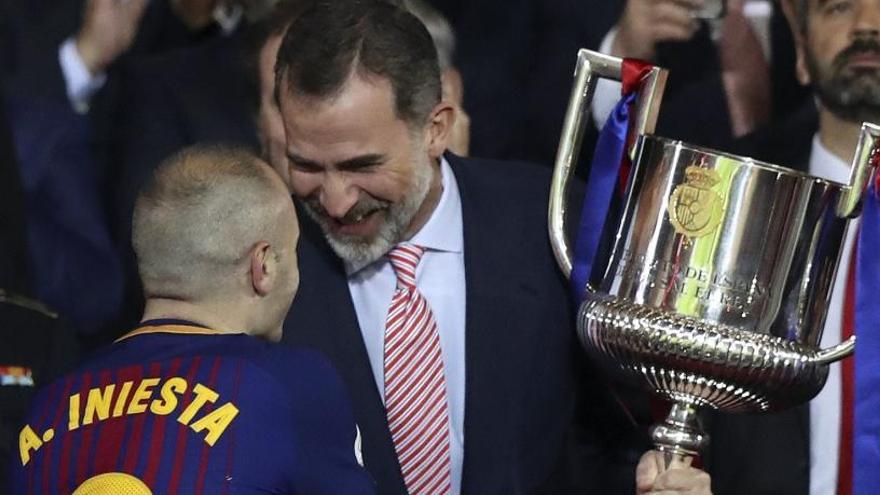 El Rey entrega a Iniesta la Copa del Rey de 2018.