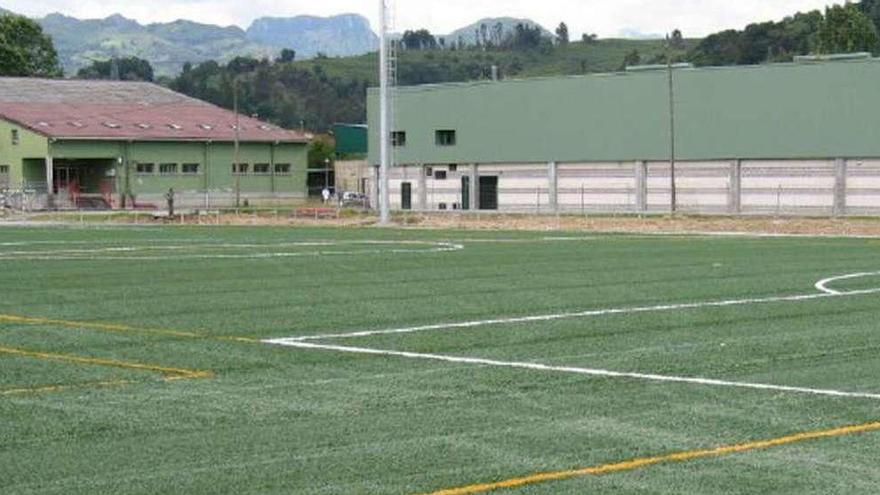 El campo de fútbol de Parres. En el recuadro, Rubén Almeida.