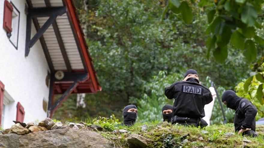 Policías franceses, durante la operación, desarrollada en la localidad francesa de Saint-Étienne-de-Baigorry.