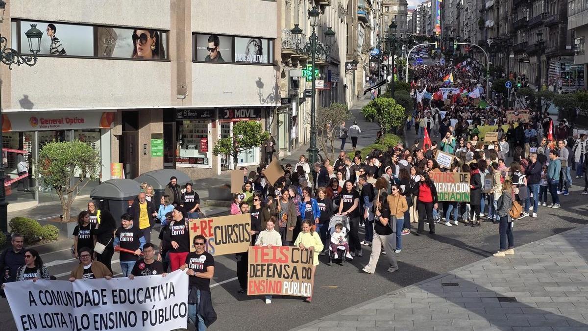 Manifestación de Educación en Vigo: «Se o sistema falla aos máis vulnerables, fállanos a todos»