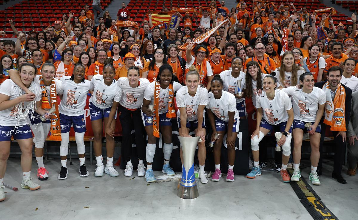 Las jugadoras del Valencia Basket celebran la tercera LF Endesa seguida con la afición en Zaragoza.