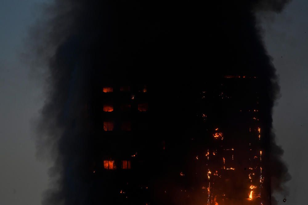 Incendio en un edificio de 24 plantas en Londres