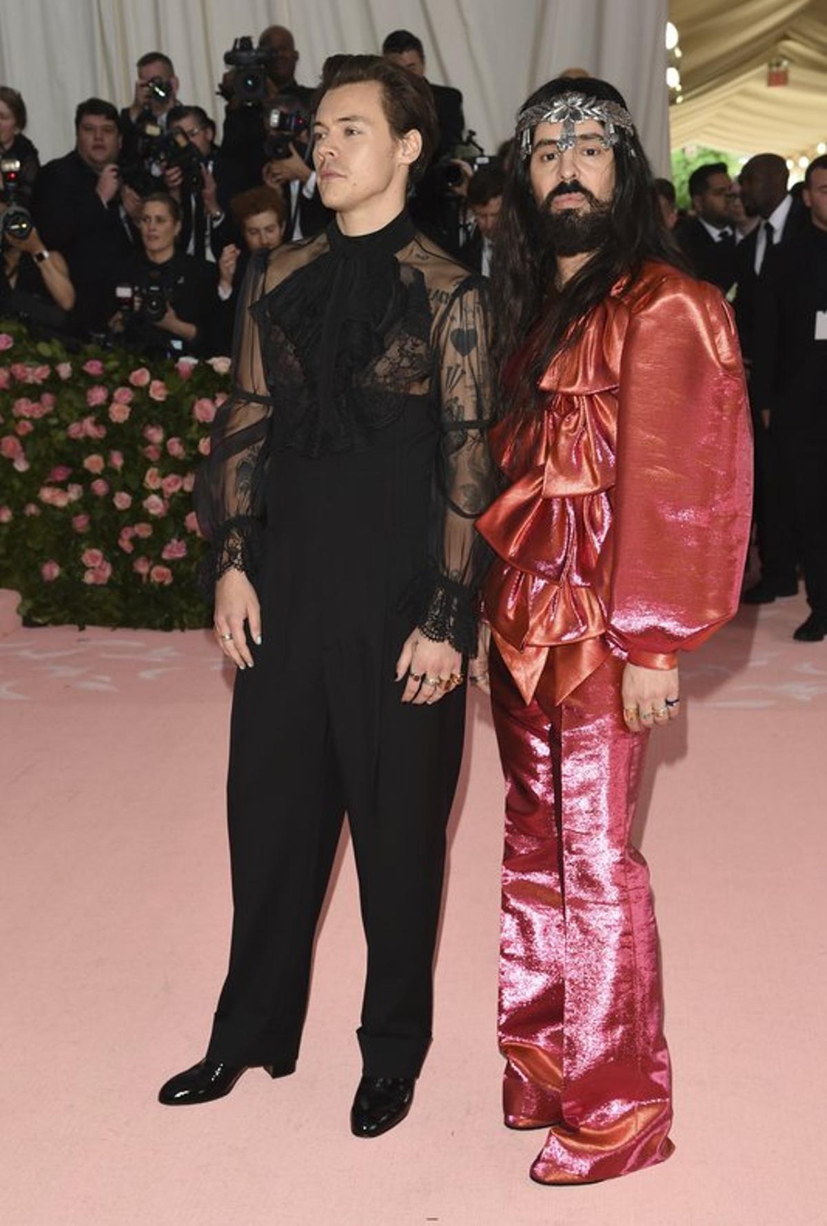 Harry Styles posa con el diseñador Alessandro Michele.