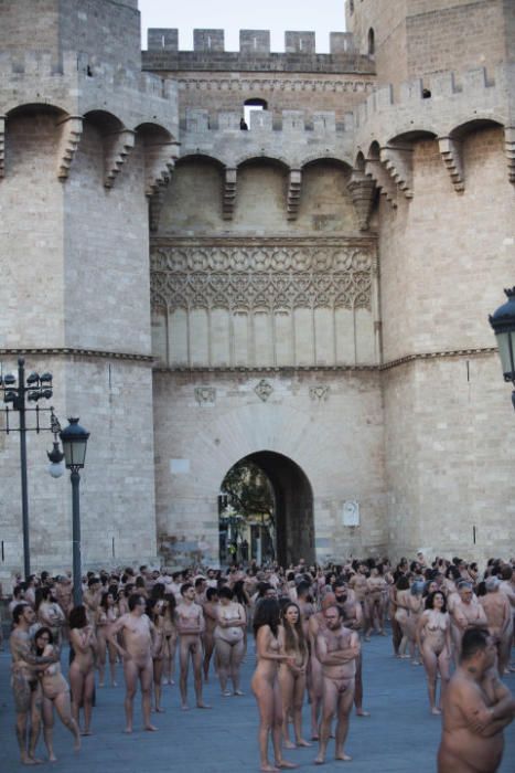 Spencer Tunick desnuda a 2.000 personas en València frente a las Torres de Serranos