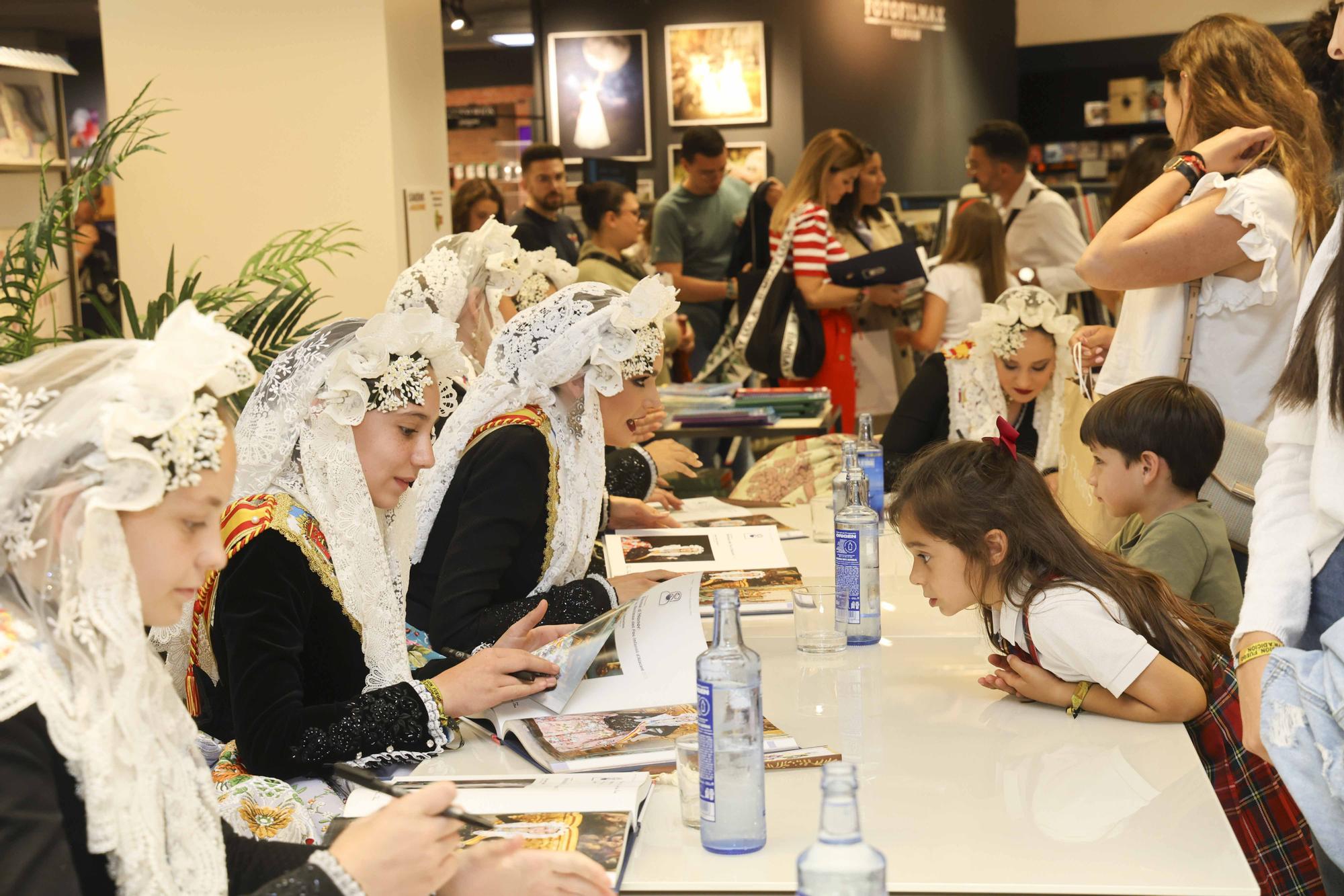 Les Belleas del Foc y sus Damas de Honor firman el Festa de Fogueres en El Corte Inglés