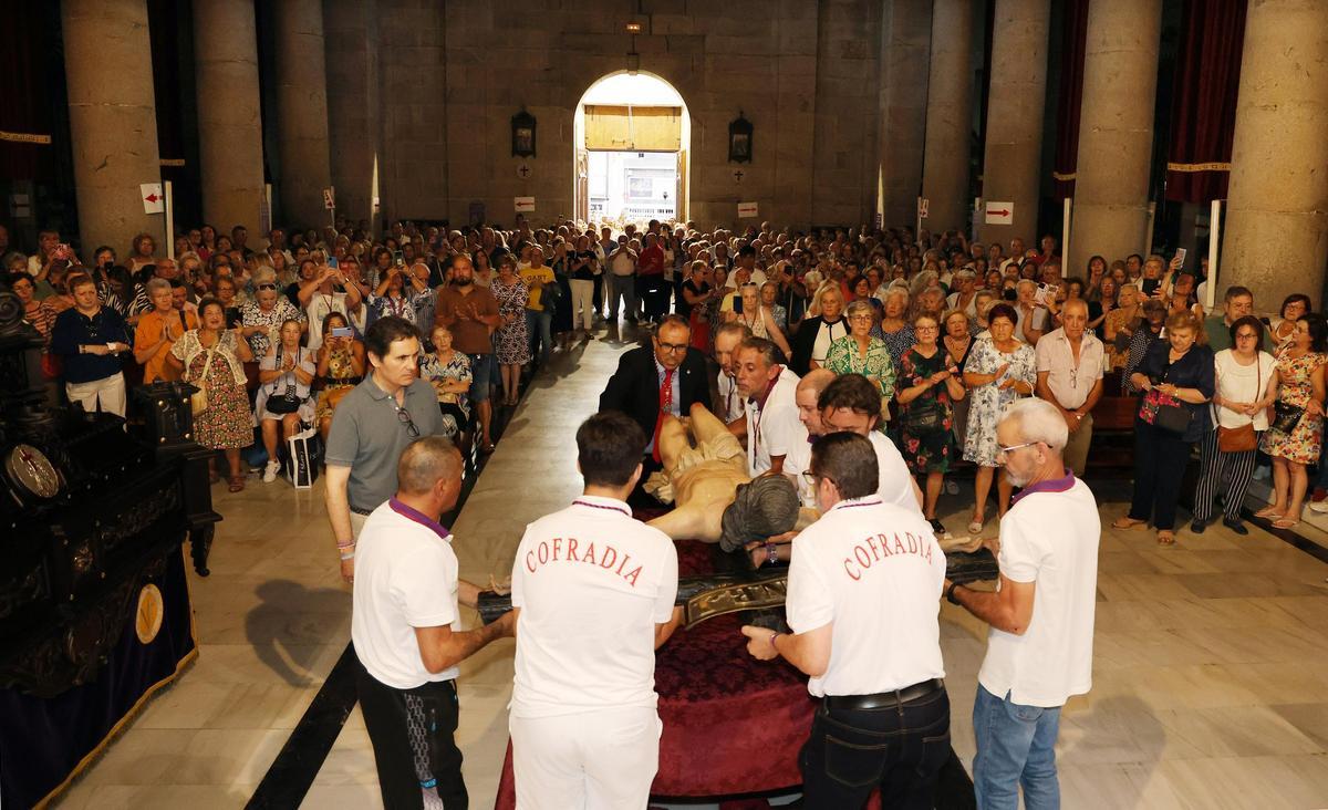 Los vigueses reciben al Cristo de la Victoria