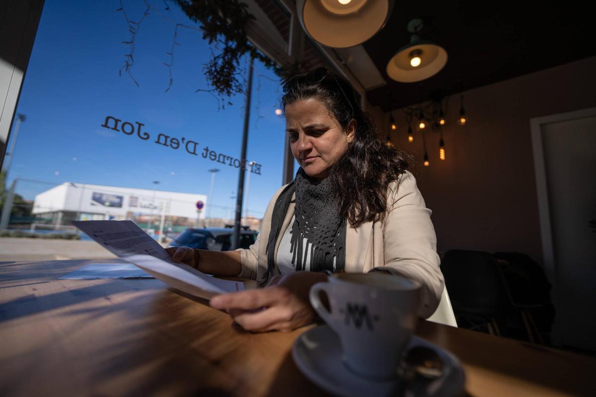 Nadia Castellà examina el requerimiento que le reclama el pago del tributo metropolitano con un recargo.