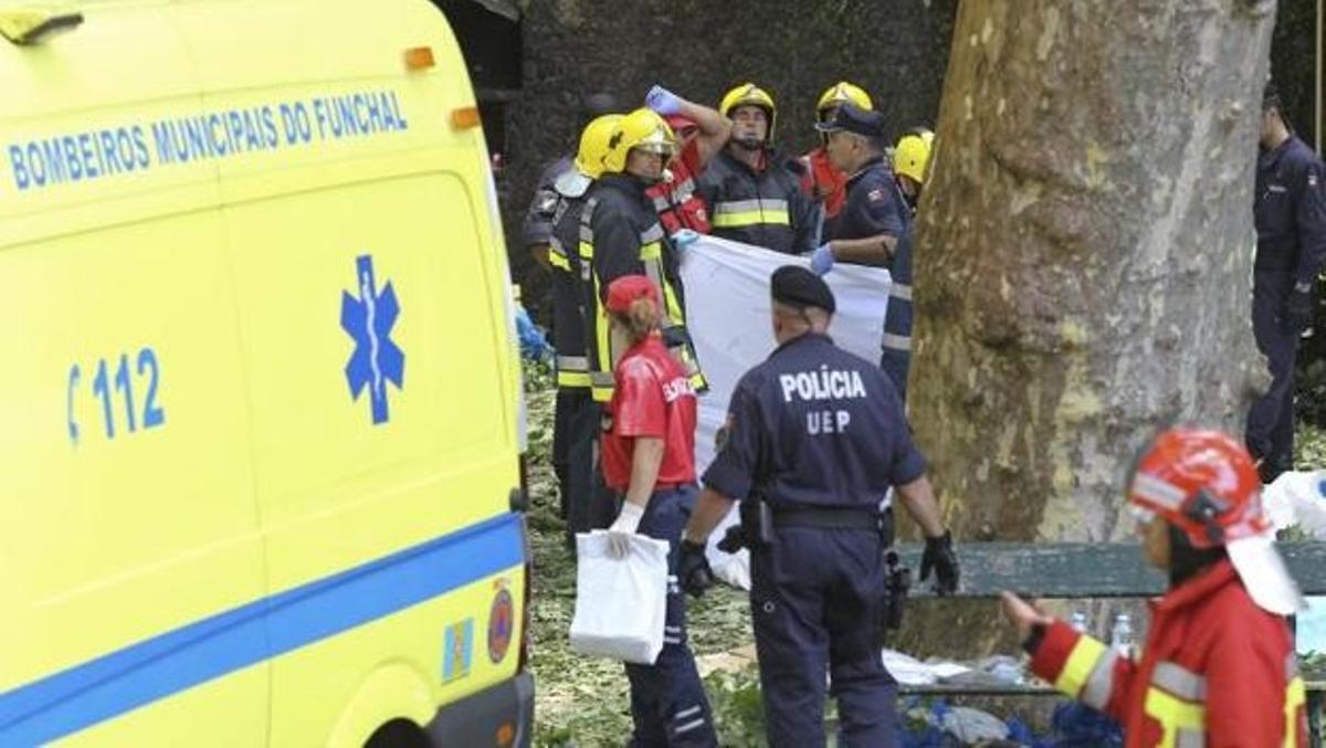 Bomberos y policías en Portugal, en una imagen de archivo
