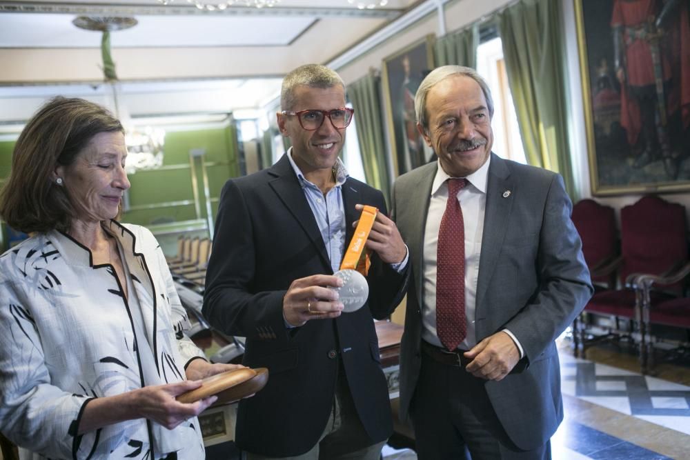 Alberto Suárez Laso, medallista olímpico, es recibido en el Ayuntamiento de Oviedo por Wenceslao López