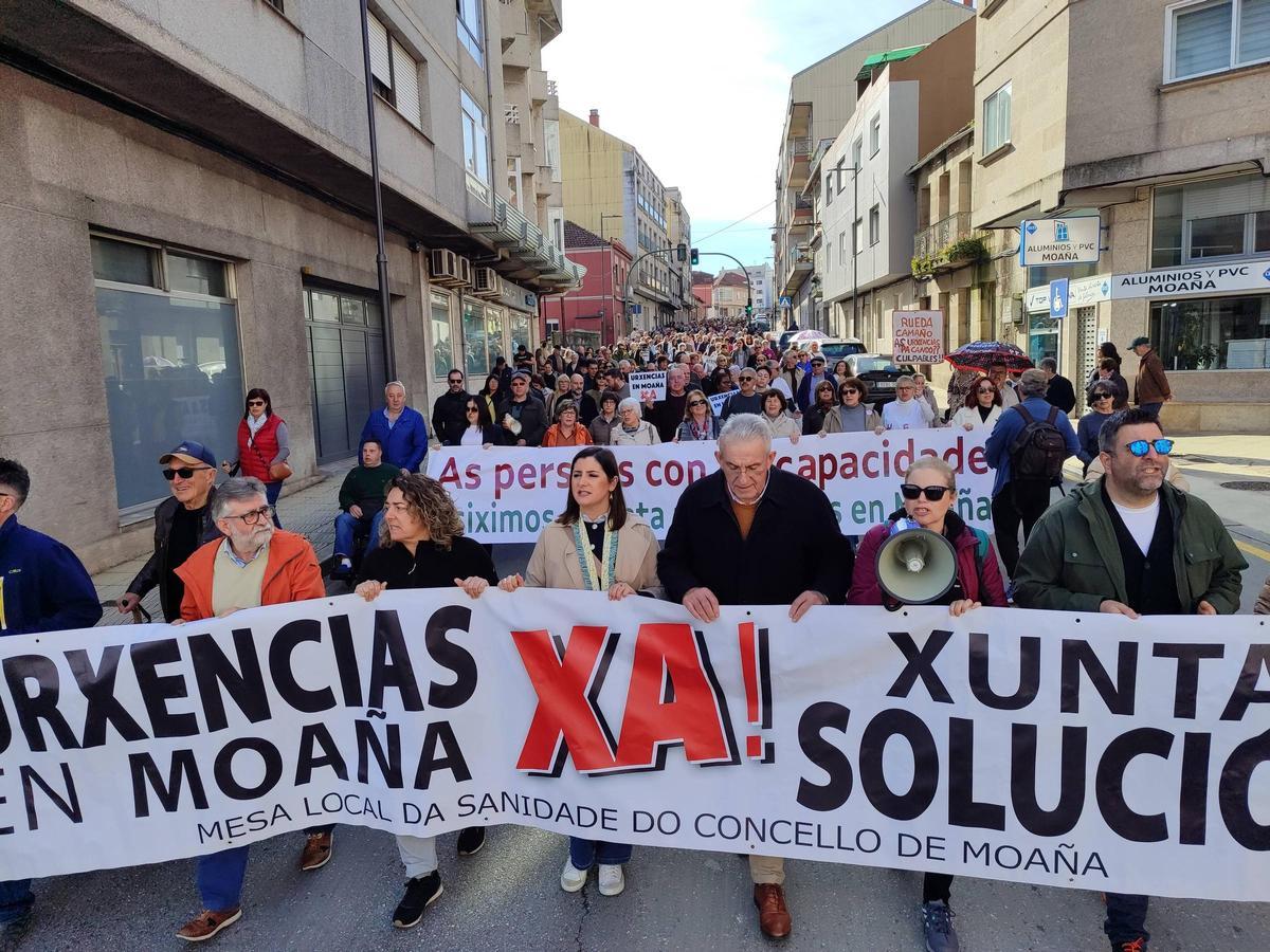 La alcaldesa (centro ) en la pancarta de cabeza de la manifestación con otros miembros de la corporación, políticos y miembros de la Plataforma da Sanidade.