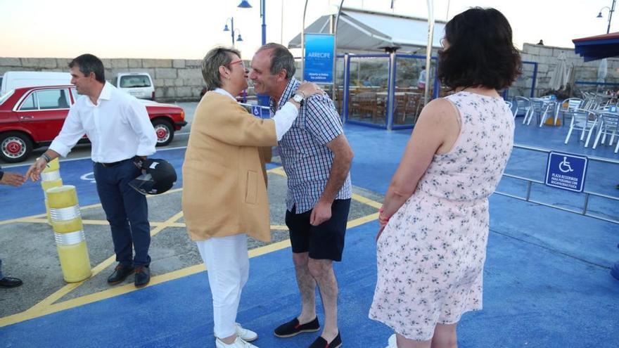 La conselleira Rosa Quintana saluda al patrón mayor de O Grove, Antonio Otero, en el puerto de Pedras Negras.