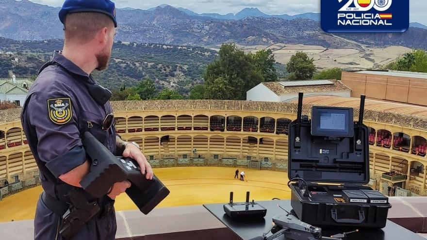 Agente junto a un dron en la plaza de toros de Ronda.