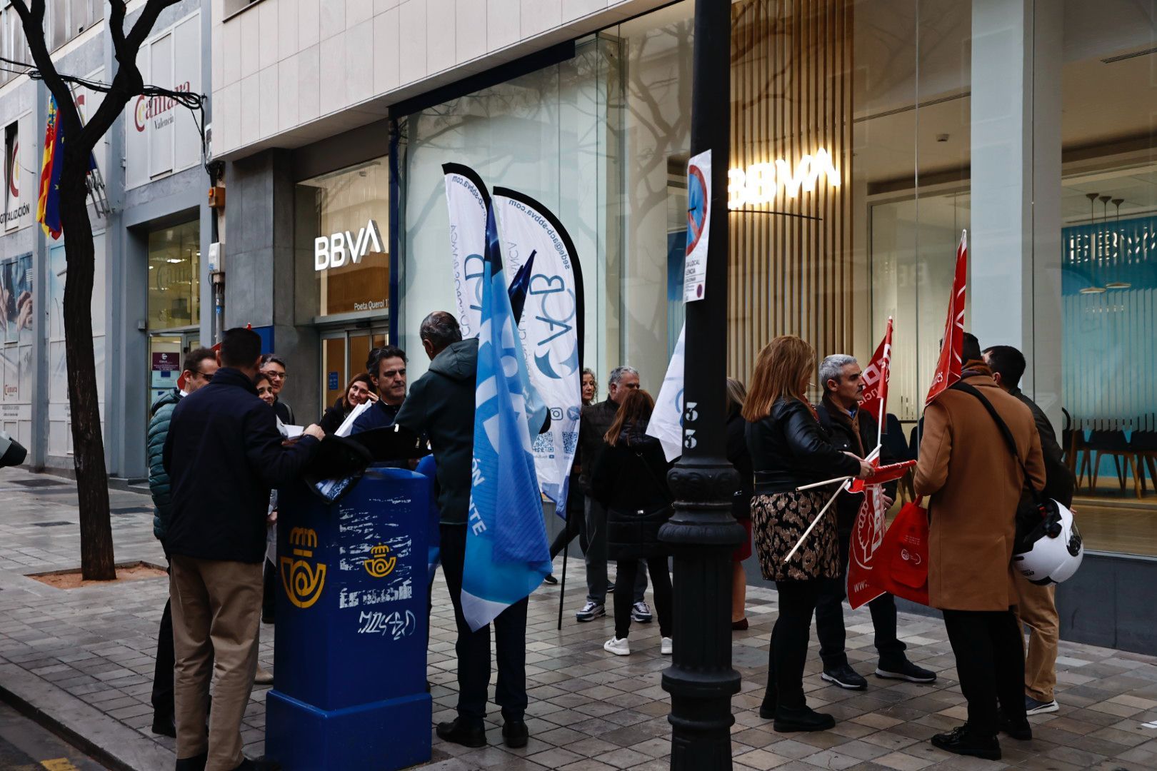 Los empleados de banca protestan ante la sedes de las entidades en València para reclamar una subida de sueldo