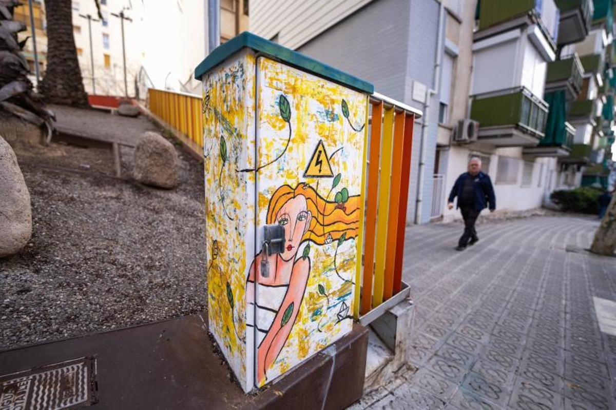 Una instalación eléctrica en el barrio de Can Serra de L'Hospitalet, decorada con arte urbano.
