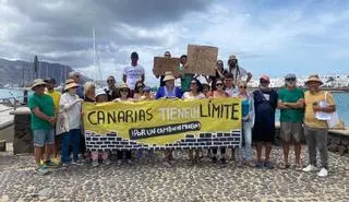 Manifestación 20A 'Canarias tiene un límite', en La Graciosa