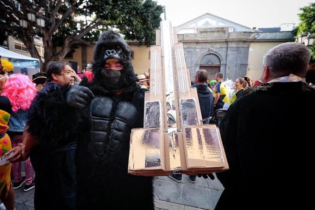 Hasta King Kong se bajó a la plaza Isla de la Madera. | | MARÍA PISACA